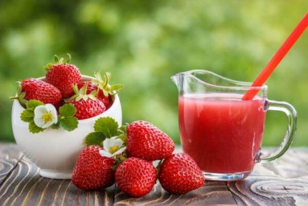 Jus vert et de fraise