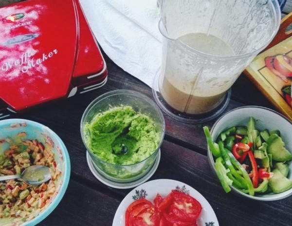 Cuisiner des gaufres à la pâte d'avocat et aux petits pois avec salsa au poivre