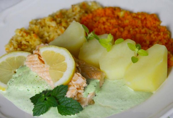Cuire un saumon à la vapeur à la sauce épinards